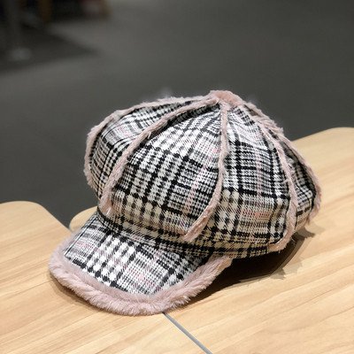 Téli kockás sapka napellenzővel és pehelyszínnel fekete, rózsaszín és barna színben