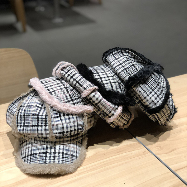 Téli kockás sapka napellenzővel és pehelyszínnel fekete, rózsaszín és barna színben