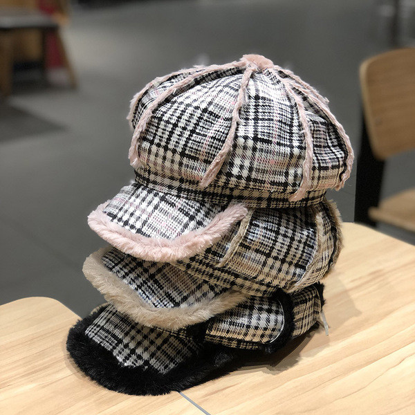 Téli kockás sapka napellenzővel és pehelyszínnel fekete, rózsaszín és barna színben