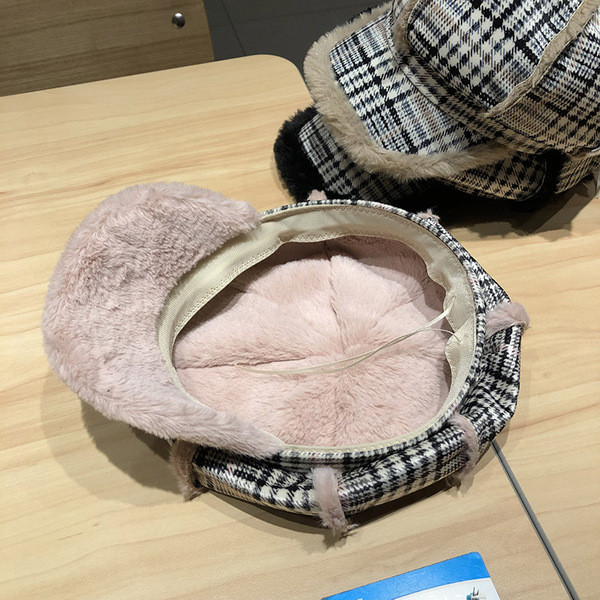 Téli kockás sapka napellenzővel és pehelyszínnel fekete, rózsaszín és barna színben