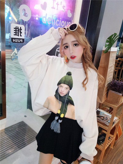 Modern női pehelyblúz széles modell rátéttel és 3D elemmel