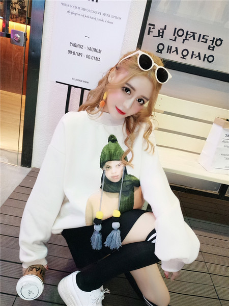 Modern női pehelyblúz széles modell rátéttel és 3D elemmel