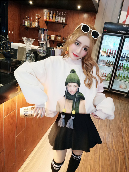 Modern női pehelyblúz széles modell rátéttel és 3D elemmel