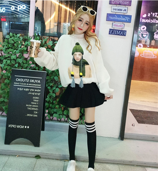 Modern női pehelyblúz széles modell rátéttel és 3D elemmel