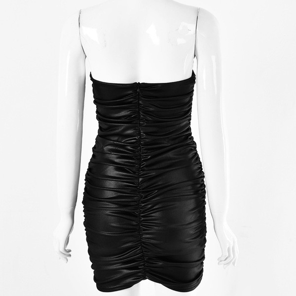 Elegáns női rövid bőrruha mély nyakkivágással és cipzárral fekete színben