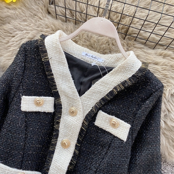 Modern női őszi rövid kabát gombokkal és spitz nyakkivágással fehér és fekete színben