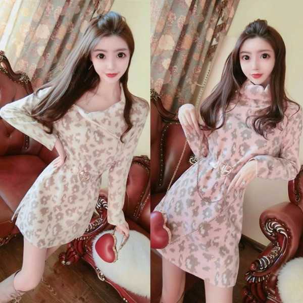 Női őszi-téli pulóver pólógallérral, leopárd mintával, rózsaszín és bézs színben