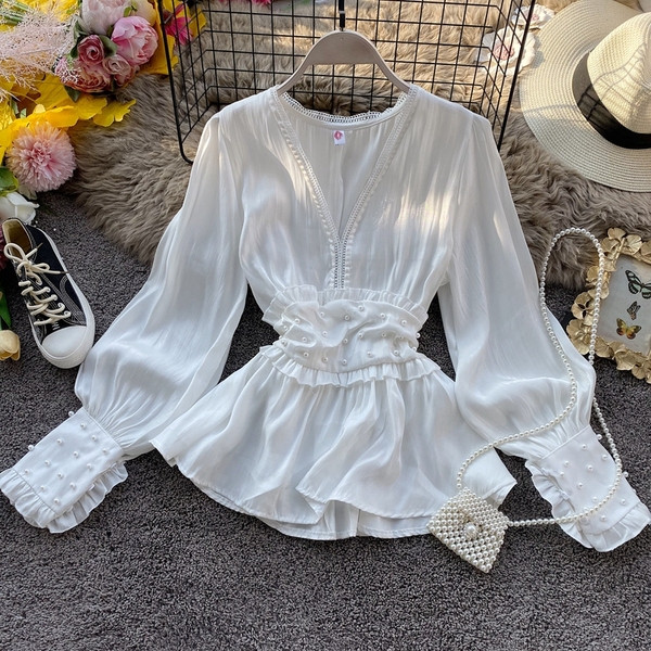 Modern női blúz spitz nyakkivágással és hosszú ujjú fehér gyöngyökkel