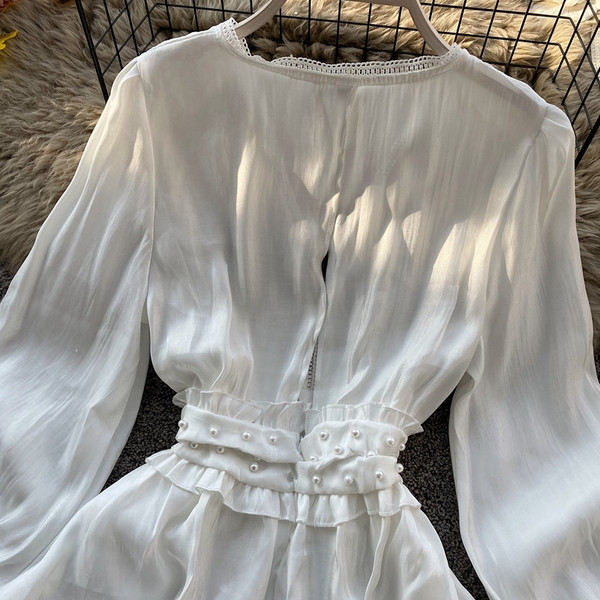 Modern női blúz spitz nyakkivágással és hosszú ujjú fehér gyöngyökkel