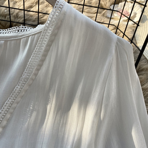 Modern női blúz spitz nyakkivágással és hosszú ujjú fehér gyöngyökkel