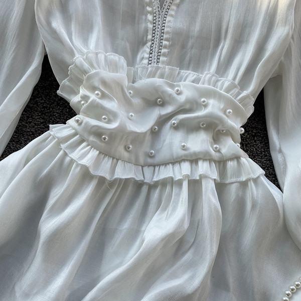 Modern női blúz spitz nyakkivágással és hosszú ujjú fehér gyöngyökkel