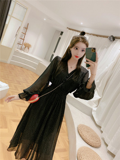 Hosszú női tüll ruha gumírozott derékkal és V-nyakú piros és fekete színben