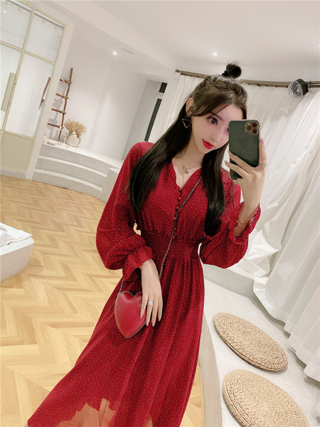 Hosszú női tüll ruha gumírozott derékkal és V-nyakú piros és fekete színben