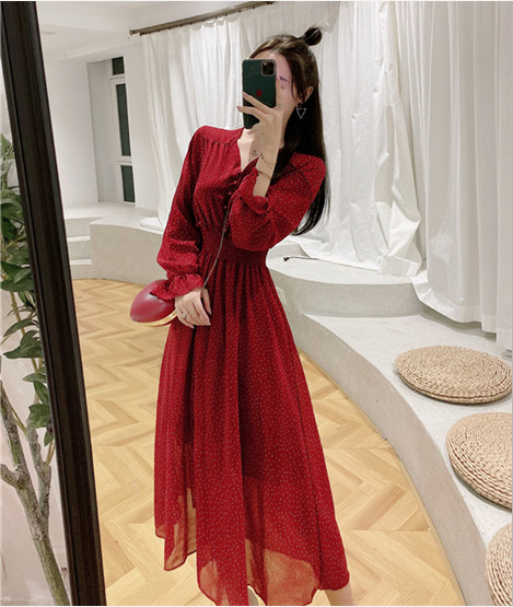 Hosszú női tüll ruha gumírozott derékkal és V-nyakú piros és fekete színben