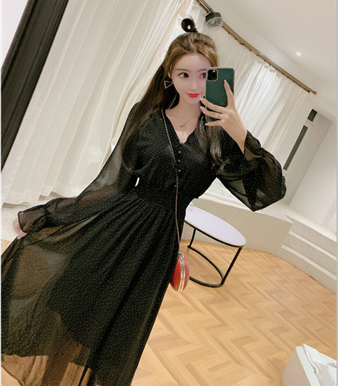 Hosszú női tüll ruha gumírozott derékkal és V-nyakú piros és fekete színben