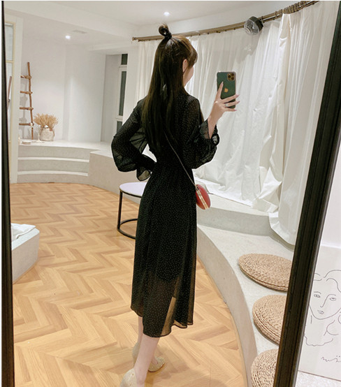 Hosszú női tüll ruha gumírozott derékkal és V-nyakú piros és fekete színben