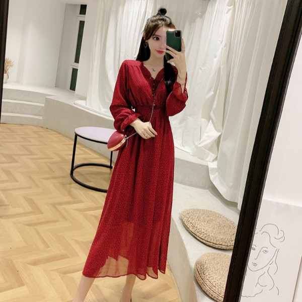 Hosszú női tüll ruha gumírozott derékkal és V-nyakú piros és fekete színben