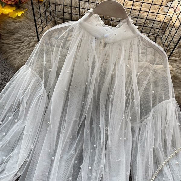 Modern női pecsét ing fehér és fekete gyöngyökkel