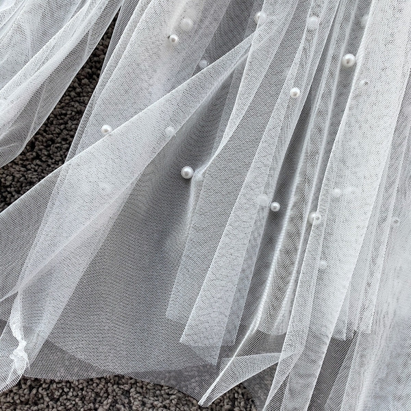 Modern női pecsét ing fehér és fekete gyöngyökkel