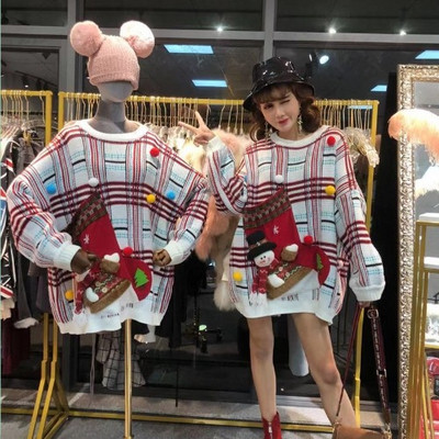 Vastag női pulóver 3D karácsonyi motívummal fehér és fekete színben