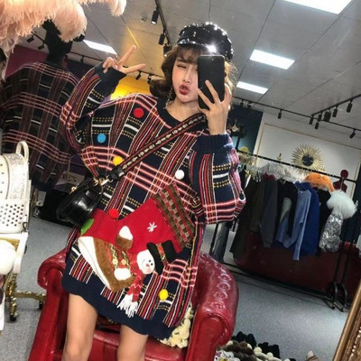 Vastag női pulóver 3D karácsonyi motívummal fehér és fekete színben