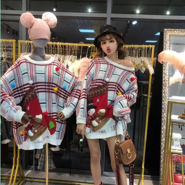 Vastag női pulóver 3D karácsonyi motívummal fehér és fekete színben