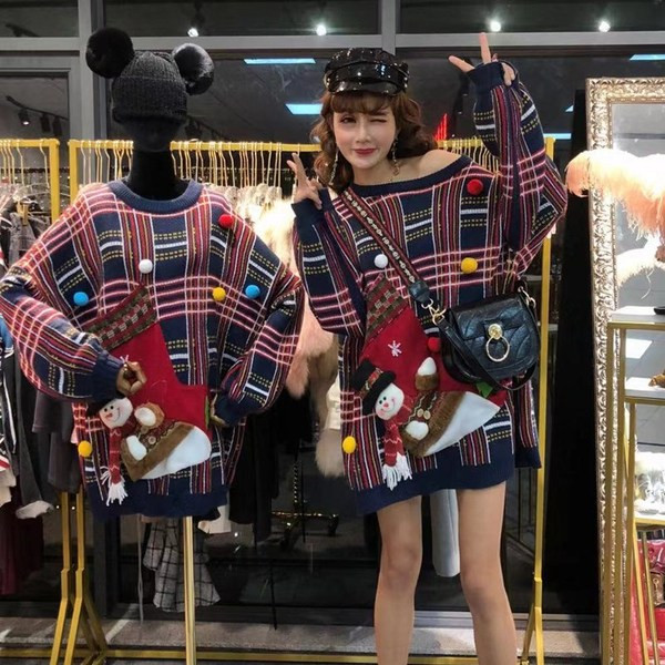 Vastag női pulóver 3D karácsonyi motívummal fehér és fekete színben