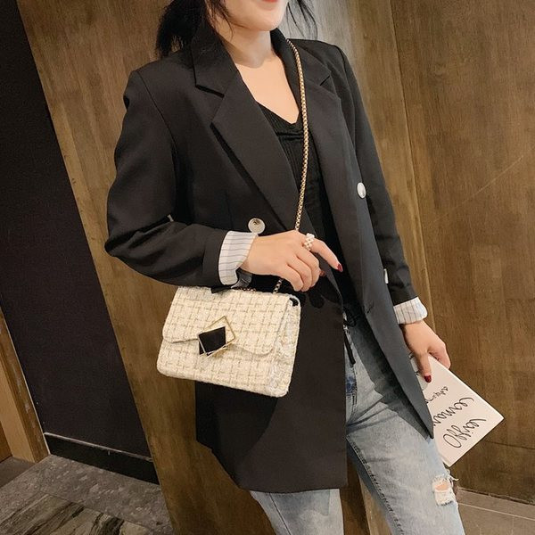 Modern női kis válltáska fekete, fehér, rózsaszín és piros színben