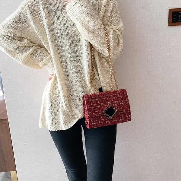 Modern női kis válltáska fekete, fehér, rózsaszín és piros színben