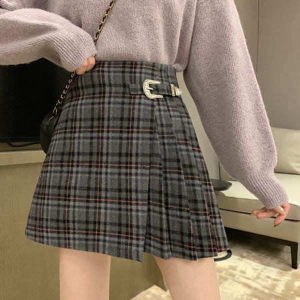 Gyapjú női hajtogatott szoknya magas derékkal és övvel szürke és piros kockás színben