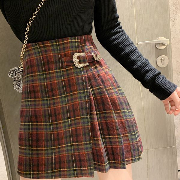 Gyapjú női hajtogatott szoknya magas derékkal és övvel szürke és piros kockás színben