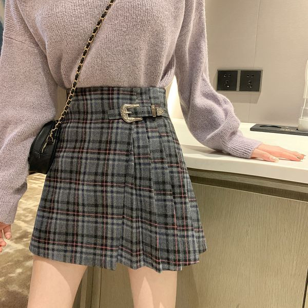 Gyapjú női hajtogatott szoknya magas derékkal és övvel szürke és piros kockás színben