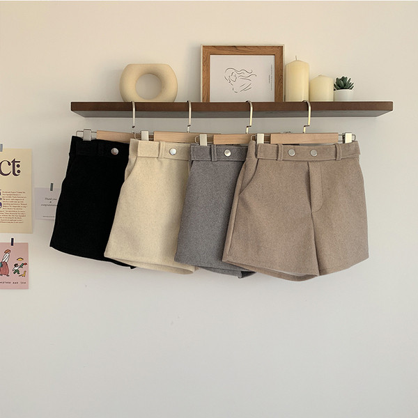 Női rövidnadrág széles modell négy színben, magas derékkal