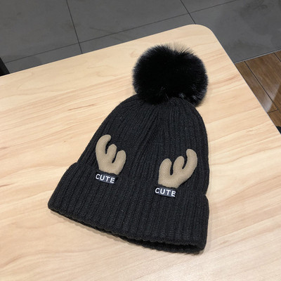 Női téli kötött sapka pehely és 3D elemmel