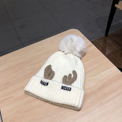 Női téli kötött sapka pehely és 3D elemmel