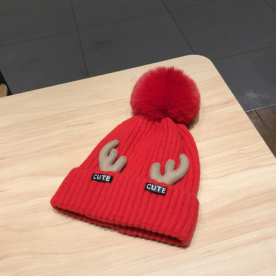 Női téli kötött sapka pehely és 3D elemmel