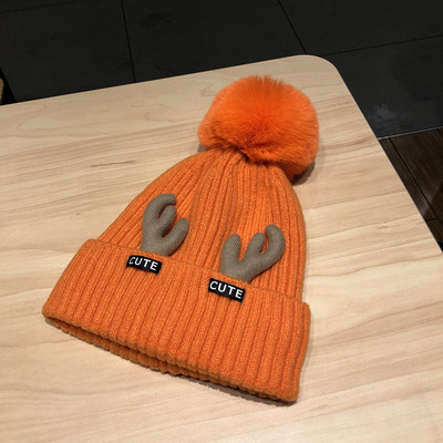 Női téli kötött sapka pehely és 3D elemmel