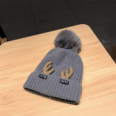 Női téli kötött sapka pehely és 3D elemmel