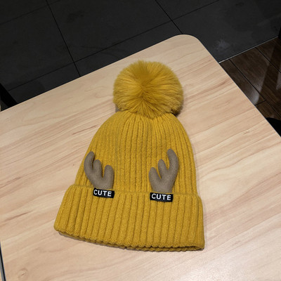 Női téli kötött sapka pehely és 3D elemmel