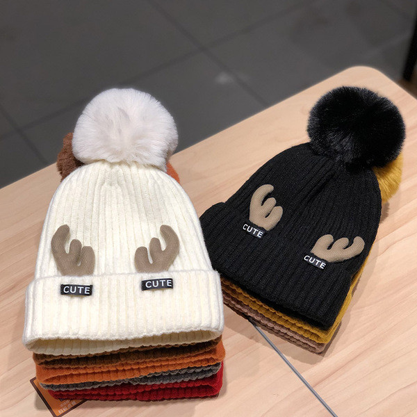 Női téli kötött sapka pehely és 3D elemmel