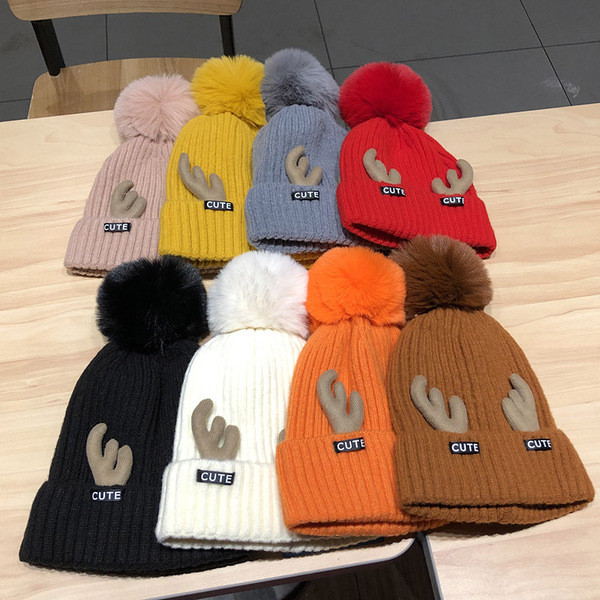 Női téli kötött sapka pehely és 3D elemmel