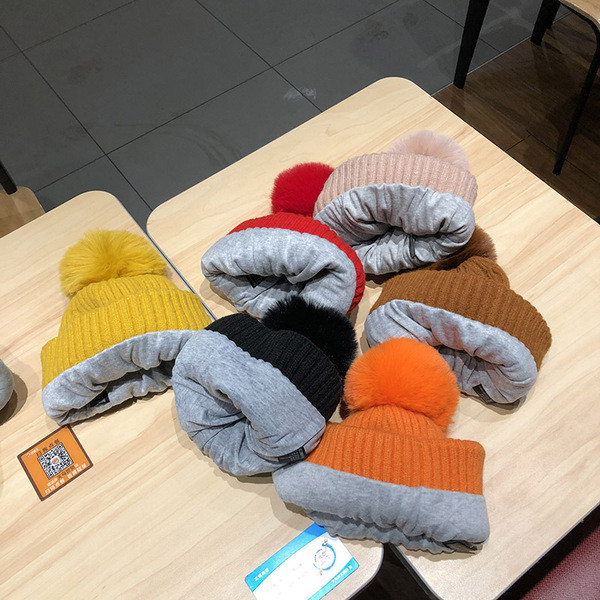 Női téli kötött sapka pehely és 3D elemmel