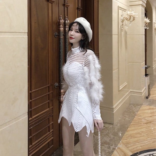 Modern női csipkeblúz pólógallérral és pehelyszínnel fehér és fekete színben