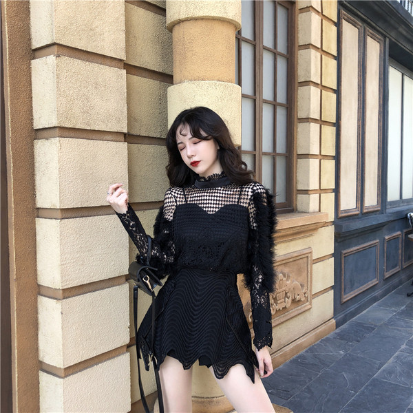 Modern női csipkeblúz pólógallérral és pehelyszínnel fehér és fekete színben