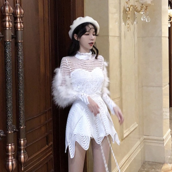 Modern női csipkeblúz pólógallérral és pehelyszínnel fehér és fekete színben