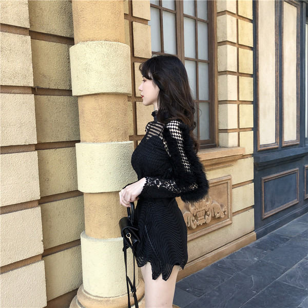 Modern női csipkeblúz pólógallérral és pehelyszínnel fehér és fekete színben