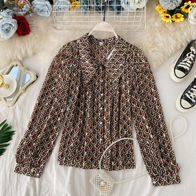 Modern női ing gombokkal és klasszikus gallérral retro stílusban