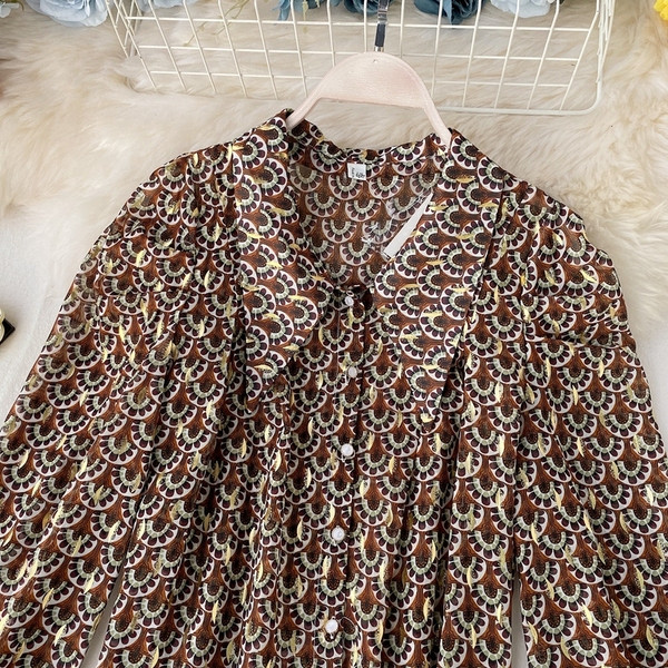 Modern női ing gombokkal és klasszikus gallérral retro stílusban