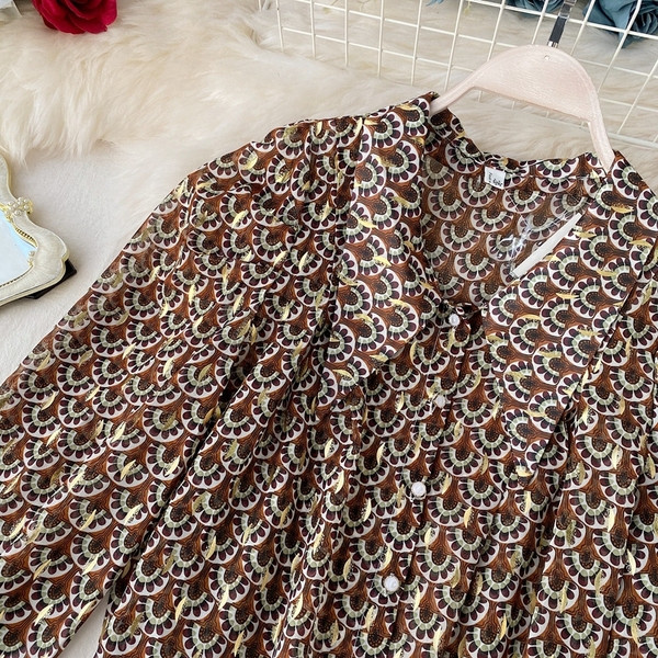 Modern női ing gombokkal és klasszikus gallérral retro stílusban