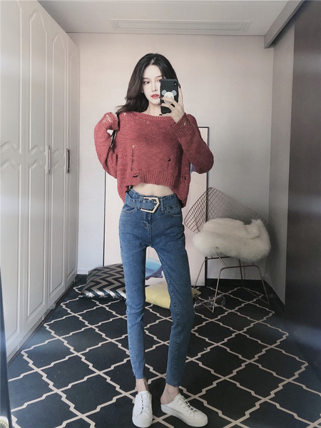 Kék színű, testhezálló női farmer övvel és magas derékkal